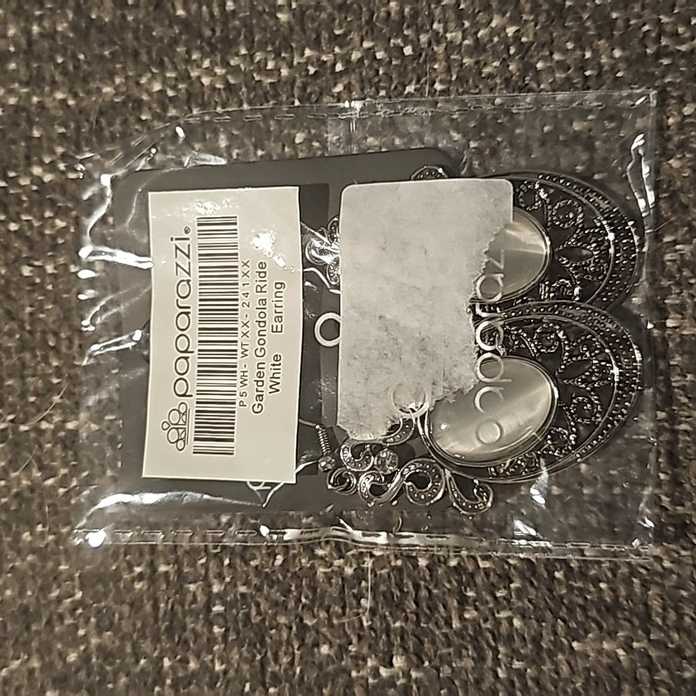 Garden Gondola Ride Earrings NWT Silver Cats Eye - Picture 4 of 4